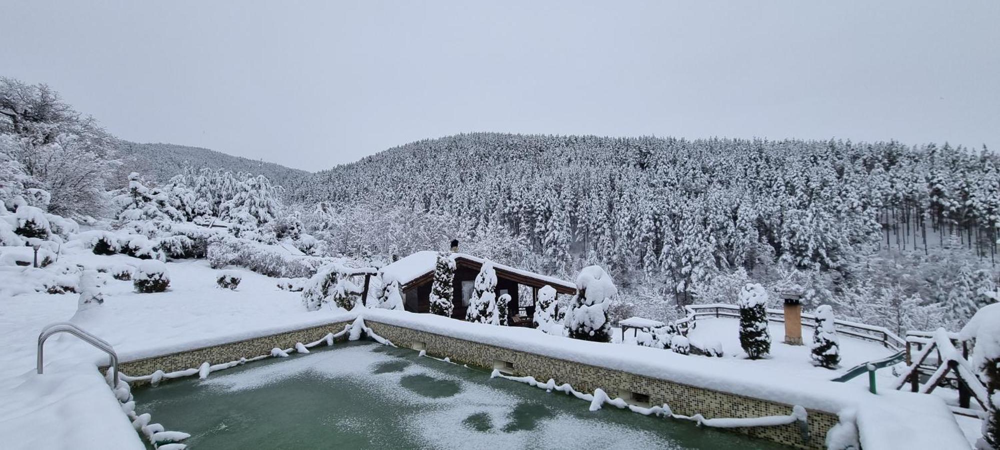 Панорама Хаус Лещен И Еко Къщи Дървена И Землянка Exteriör bild