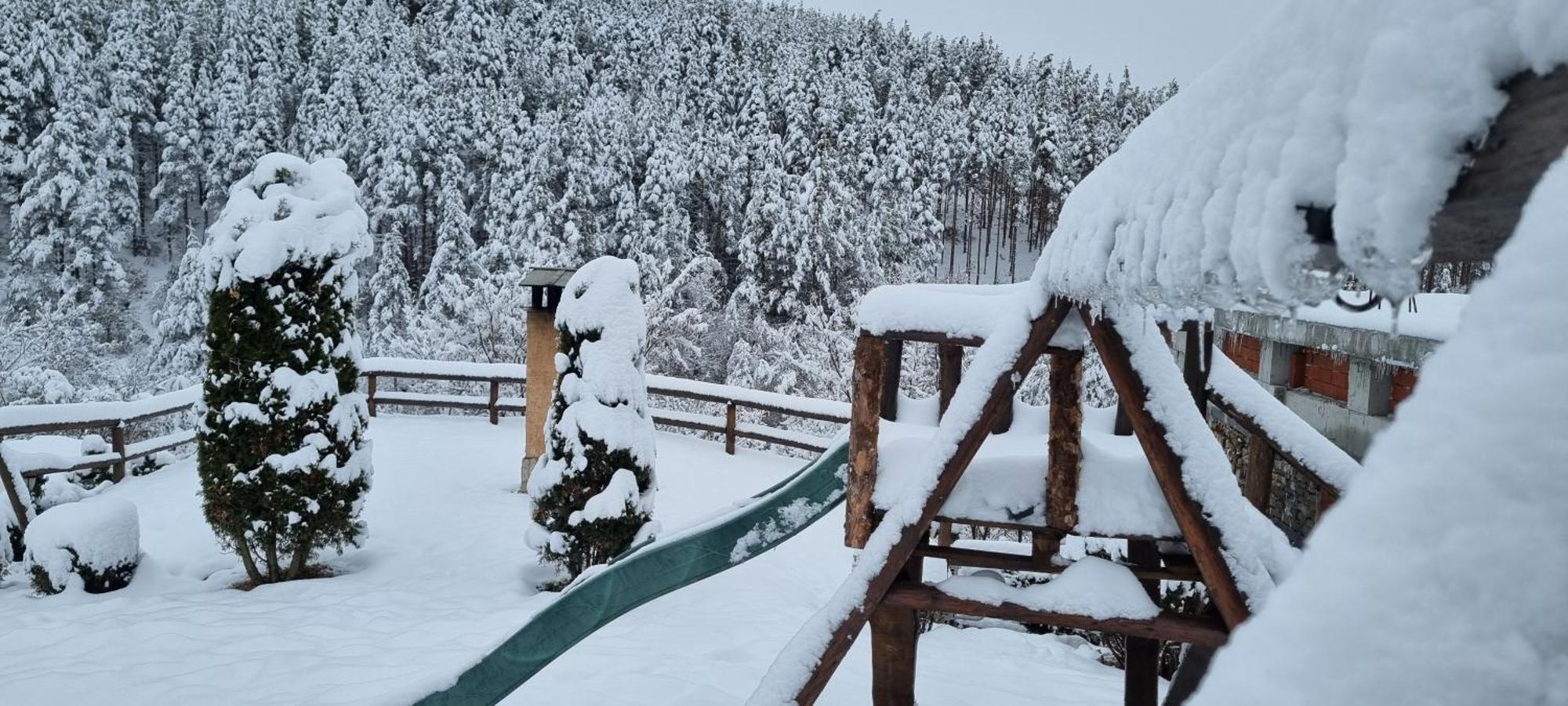 Панорама Хаус Лещен И Еко Къщи Дървена И Землянка Exteriör bild
