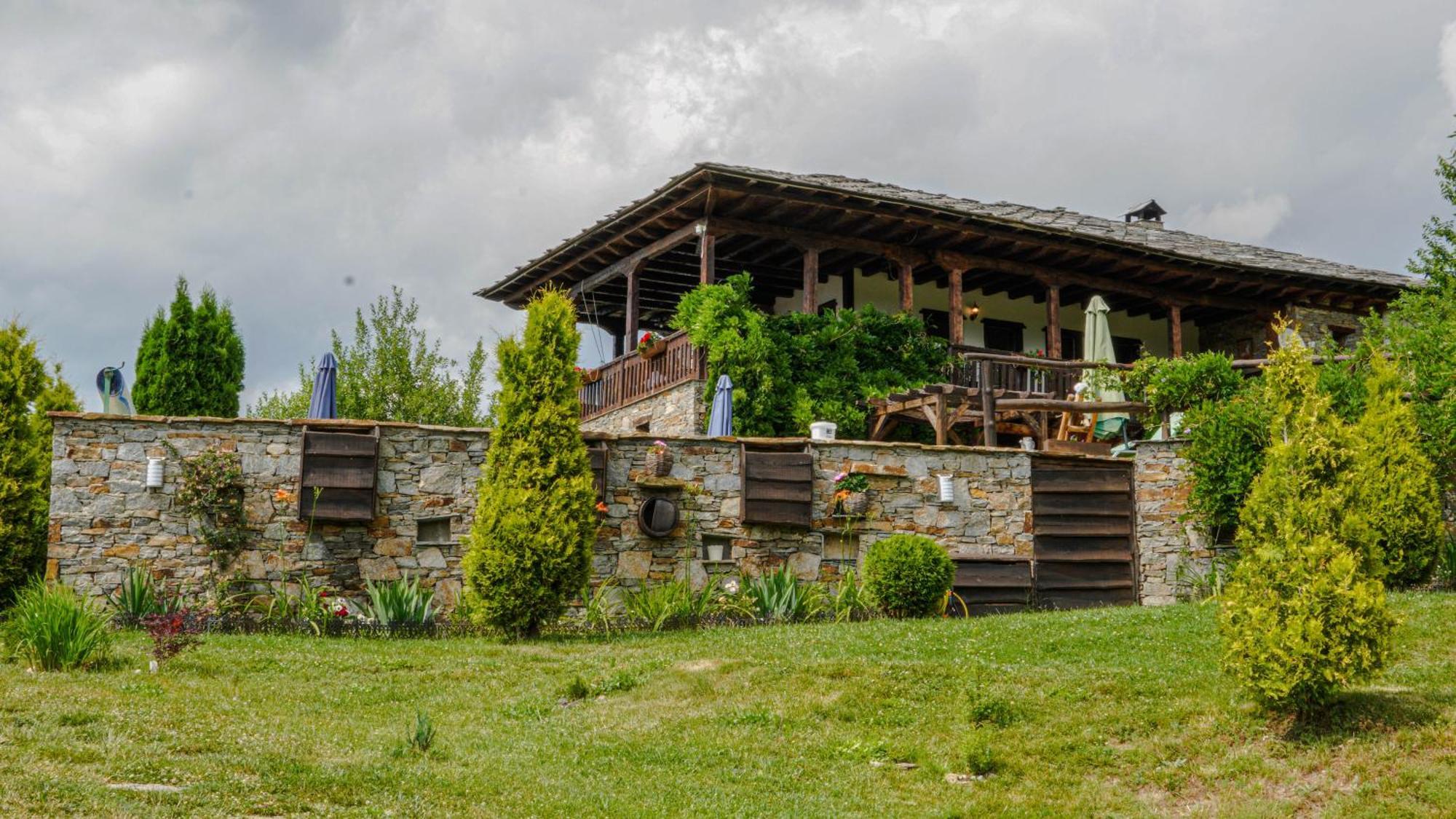 Панорама Хаус Лещен И Еко Къщи Дървена И Землянка Exteriör bild