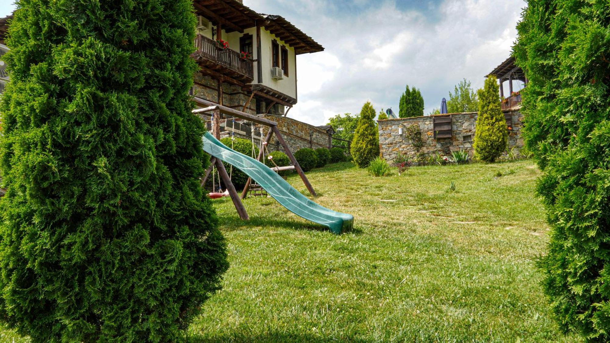 Панорама Хаус Лещен И Еко Къщи Дървена И Землянка Exteriör bild