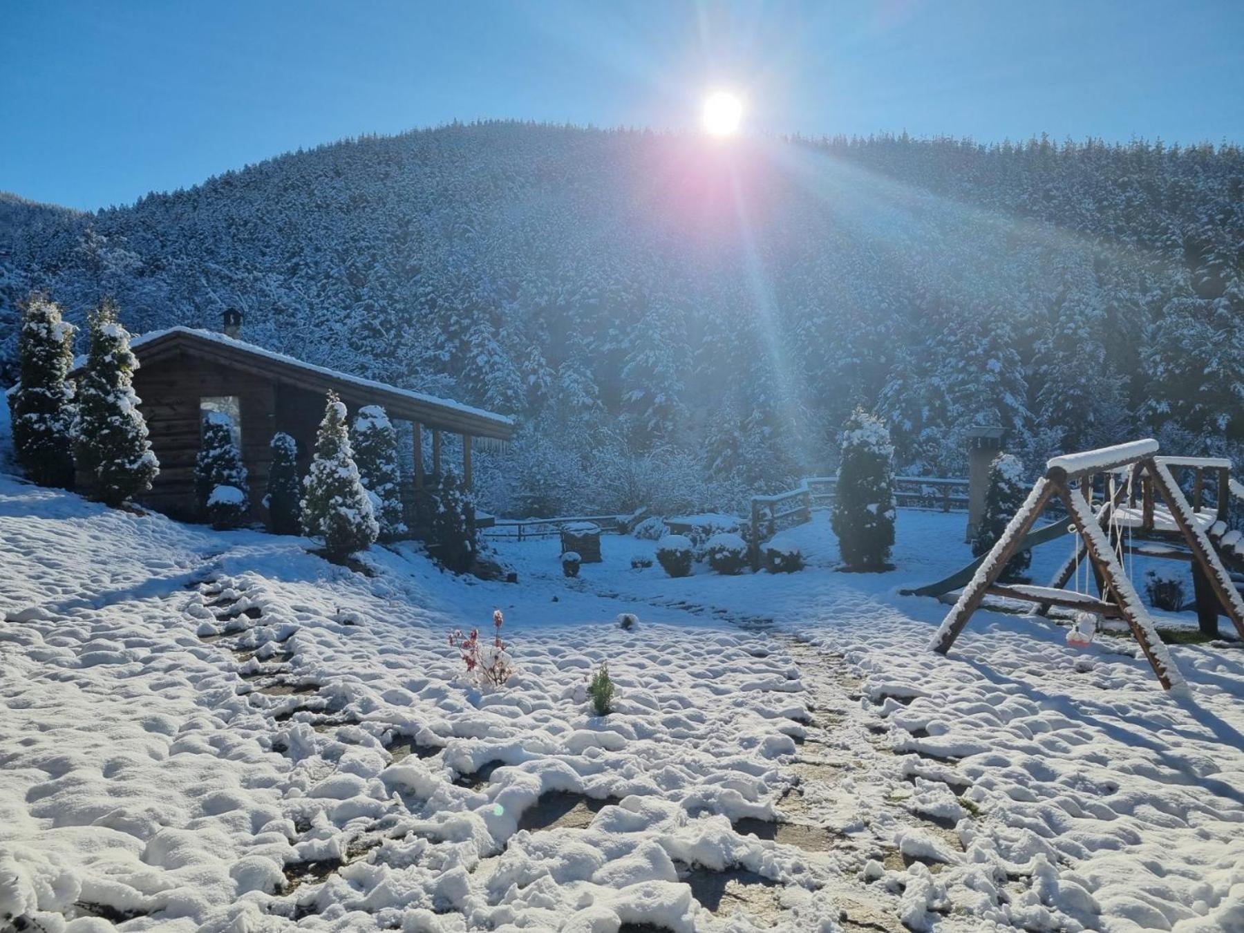 Панорама Хаус Лещен И Еко Къщи Дървена И Землянка Exteriör bild