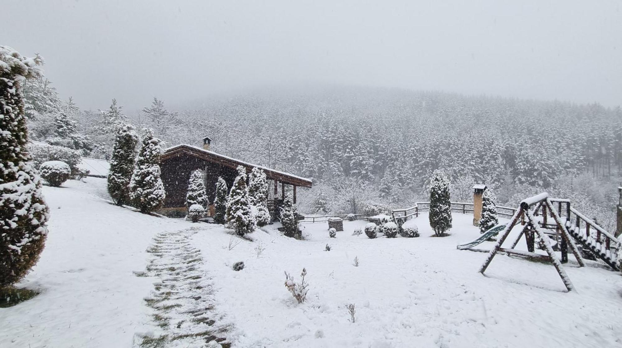 Панорама Хаус Лещен И Еко Къщи Дървена И Землянка Exteriör bild